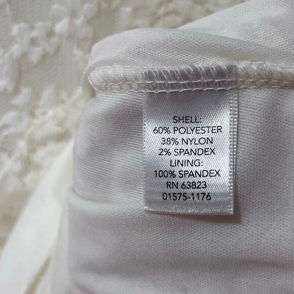 Christopher &‎ Banks Cream Lace 3/4 Top Size Medium Petite - Picture 9 of 9